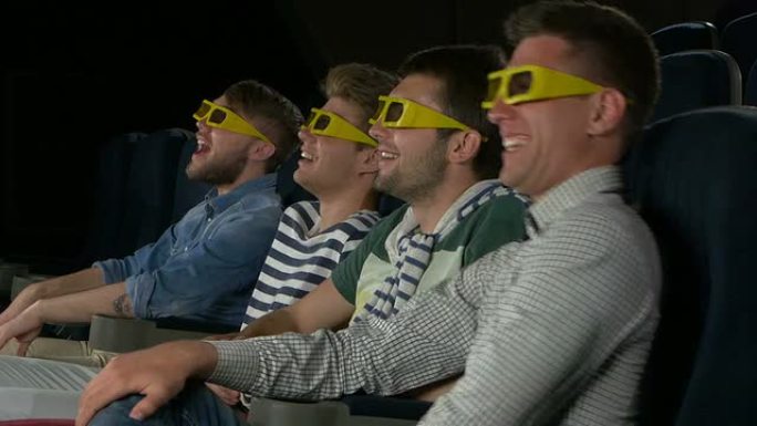 在电影院看电影的年轻朋友。特写，3D眼镜，侧视图