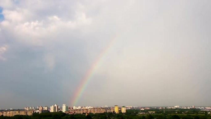 城市建筑上方的大彩虹。时间流逝。