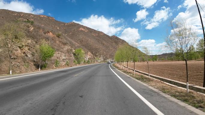 开车第一视角沿途风景  蓝天白云道路上