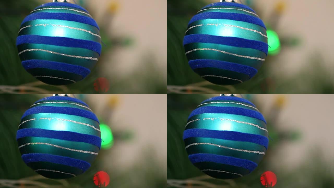 圣诞树上的蓝色球