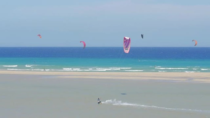 富埃特文图拉-大风天在美丽的海滩上风筝冲浪的人概述