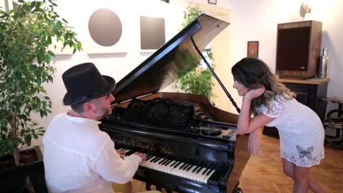 年轻夫妇在餐馆弹钢琴