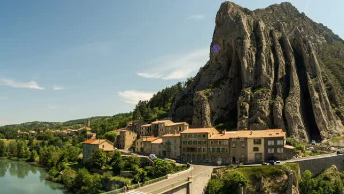 Sisteron村大桥和Rocher de la Baume rock交通时间流逝