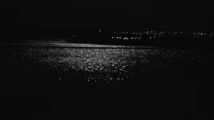 水上的月光，水上的月亮轨迹，海上的月亮轨迹，夜空中的月亮，夜空中明亮的月亮，背景