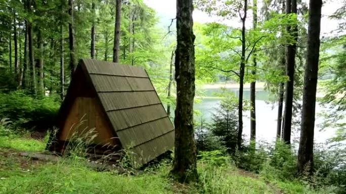 乌克兰喀尔巴阡山脉Synevir湖旁的木制避暑别墅