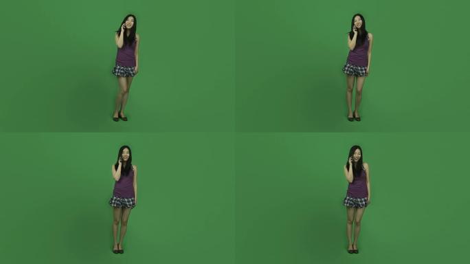 亚洲学生女孩孤立绿屏绿色背景快乐通话电话