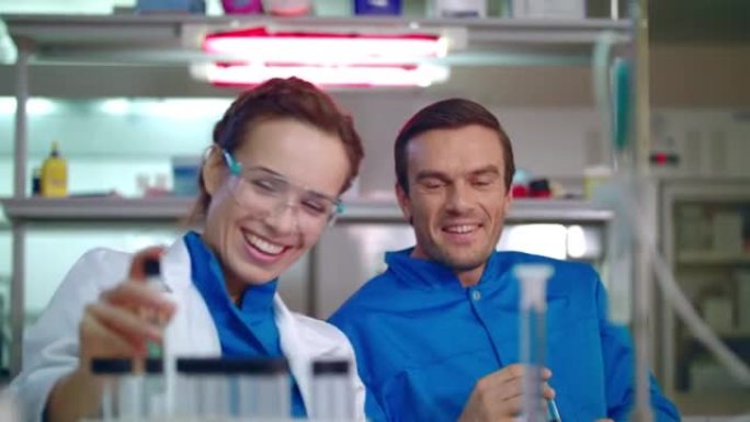 化学科学家在工作中很开心。化学研究人员在实验室里微笑
