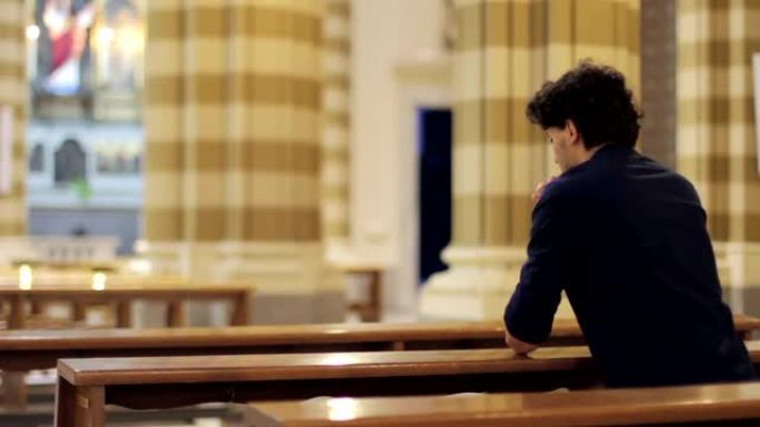男人在教堂里祈祷