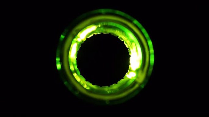 绿色啤酒瓶在黑色背景上闪闪发光