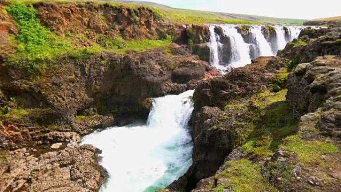 冰岛西北部的Kolugljufur瀑布