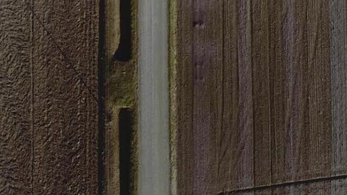 农村地区的架空空中越野道路路径。向前跟随顶视图4k无人机视频