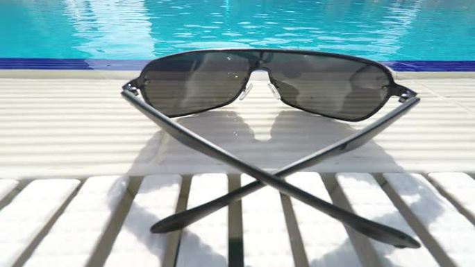 室外酒店游泳池边的太阳镜