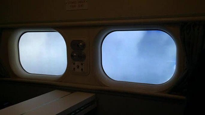 飞行过程中天空中云的平面窗口视图