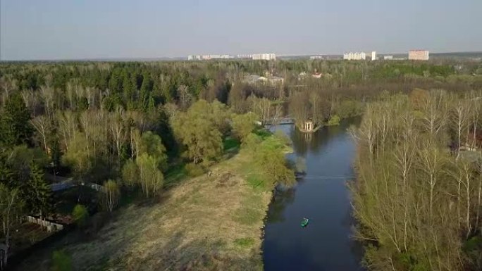 德斯纳河、树、船的鸟瞰图。新莫斯科。摄像机在河上水平缓慢向前移动。春天的时候。晴朗的天气