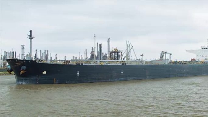 密西西比河的通用化学制造厂和船舶
