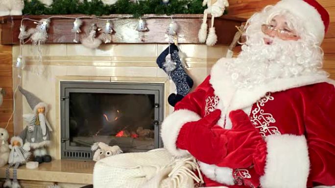 微笑的圣诞老人迎接游客，热情好客的圣诞老人，带壁炉和装饰好的圣诞树的房间
