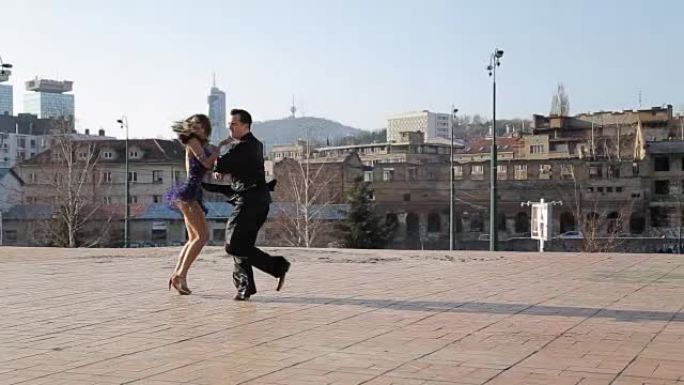 职业舞者在萨拉热窝街头跳舞