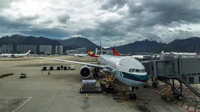 国泰航空波音公司正在香港机场装载行李。全高清延时-2016年8月，香港