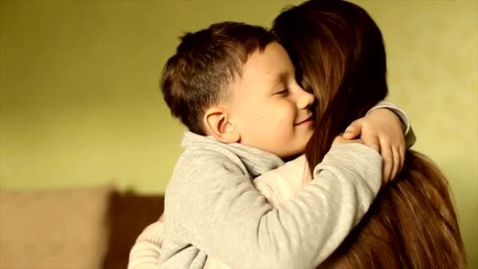 快乐的男孩温柔地拥抱了他的母亲