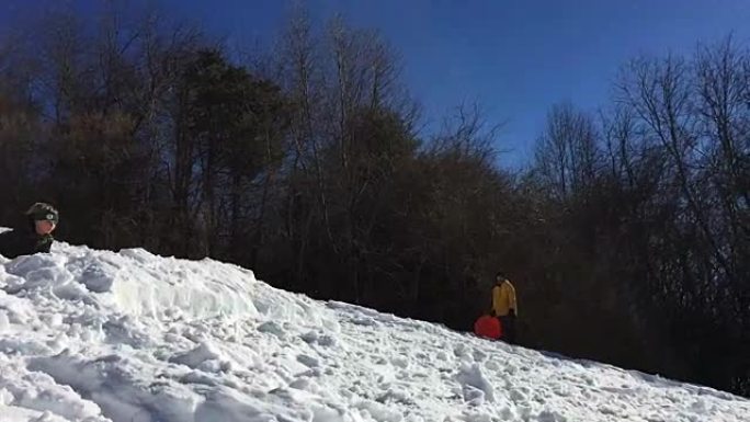 小男孩跳雪坡道和飞行