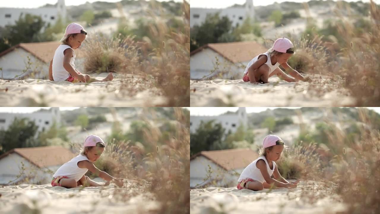 没有玩具的迷人小女孩玩沙子