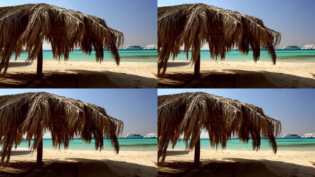 热带度假胜地的草编沙滩伞