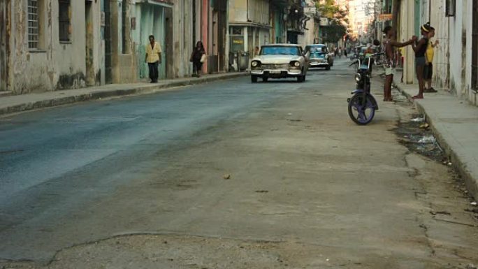 哈瓦那旧城乡村街道，有车和人