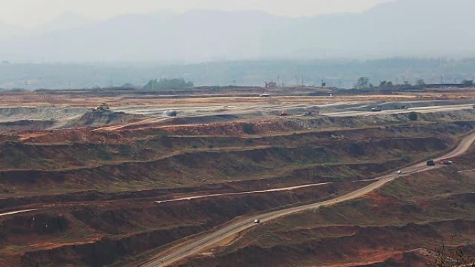 在泰国褐煤煤矿南邦工作的矿用自卸车