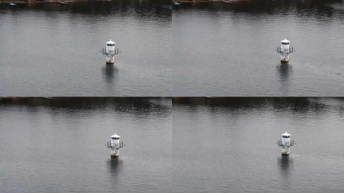 开放波罗的海上的小型灯塔