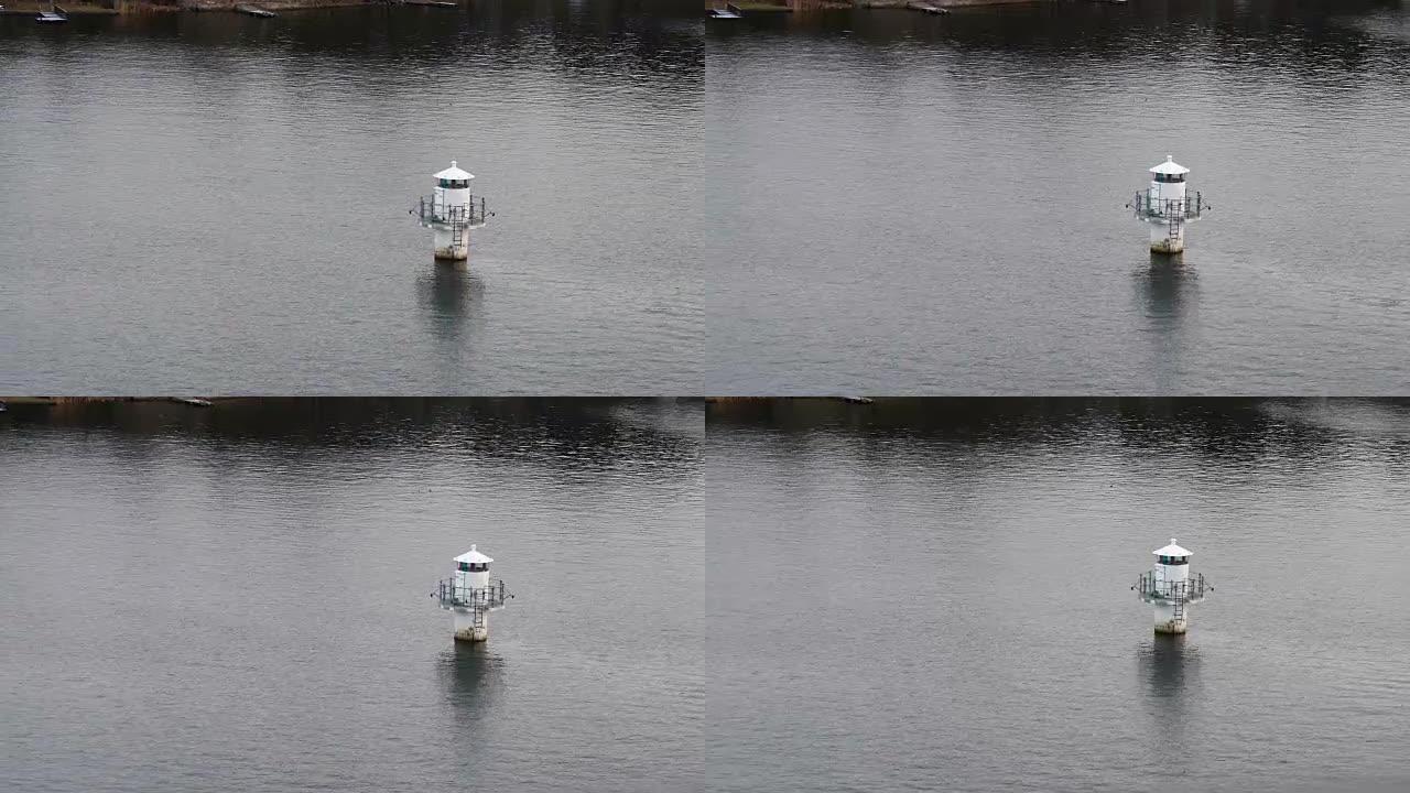 开放波罗的海上的小型灯塔