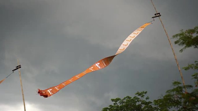 传统兰纳风格的旗帜受到风暴的打击