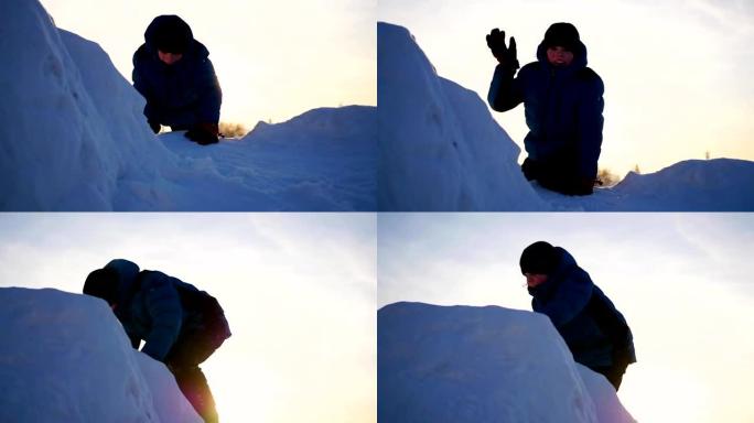 孩子在雪山玩耍，要爬到山顶。日落时