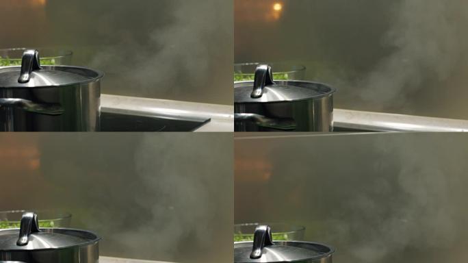 用开水封闭的锅留在厨房的电炉灶面上。成对上升。