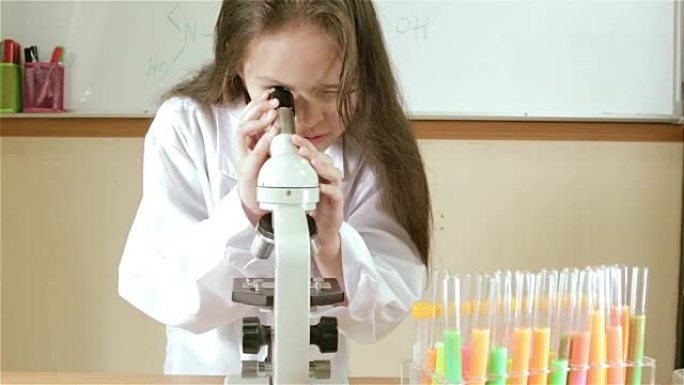 儿童科学家正在研究显微镜MCU滑出