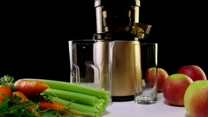 多莉: 冷榨汁机，用于从胡萝卜苹果和芹菜中制作鲜榨果汁
