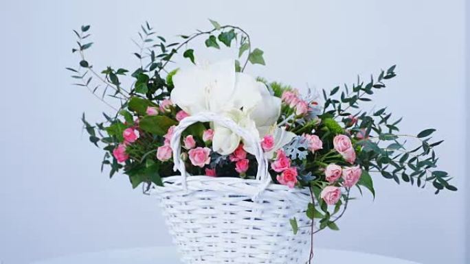 花，在白色背景上旋转，组成由孤挺花白色，玫瑰lydia，Santini，cineraria，桉树，常
