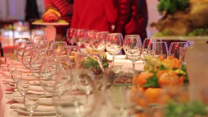 服务员安排了酒杯，餐厅的宴会桌，宴会桌上的空杯，新年，圣诞节