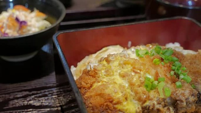 日本料理胜顿。鸡蛋炒猪肉，米饭上的洋葱。