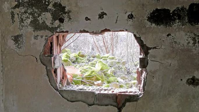 白色废墟房屋的小窗孔