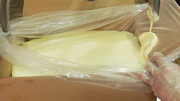 乳品厂生产黄油立方体。