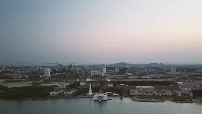 空中镜头-黎明时分在清真寺，马六甲海峡清真寺