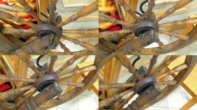 一台旧木制缝纫机的轮子