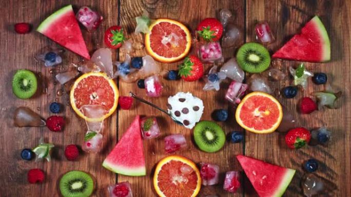 4k新鲜水果和冰淇淋的彩色组合物-木制背景