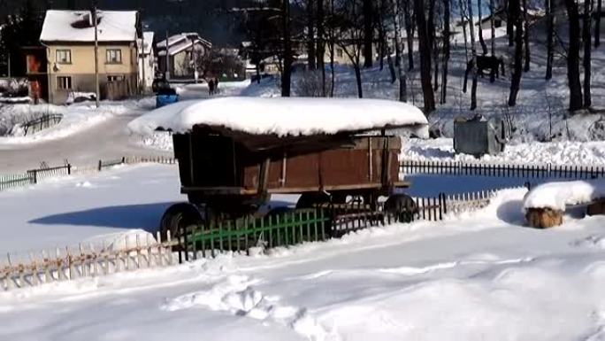 汽车经过马车和冬天的马视频库存镜头
