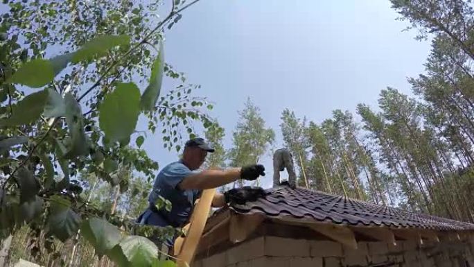 建造住宅楼的屋顶。