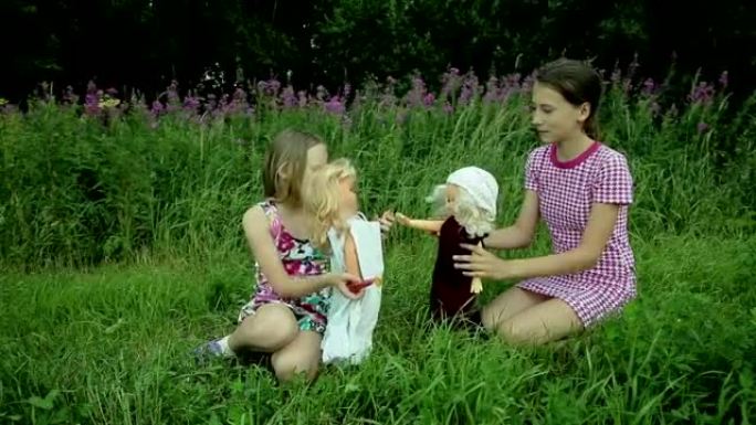 女孩在草地上玩洋娃娃
