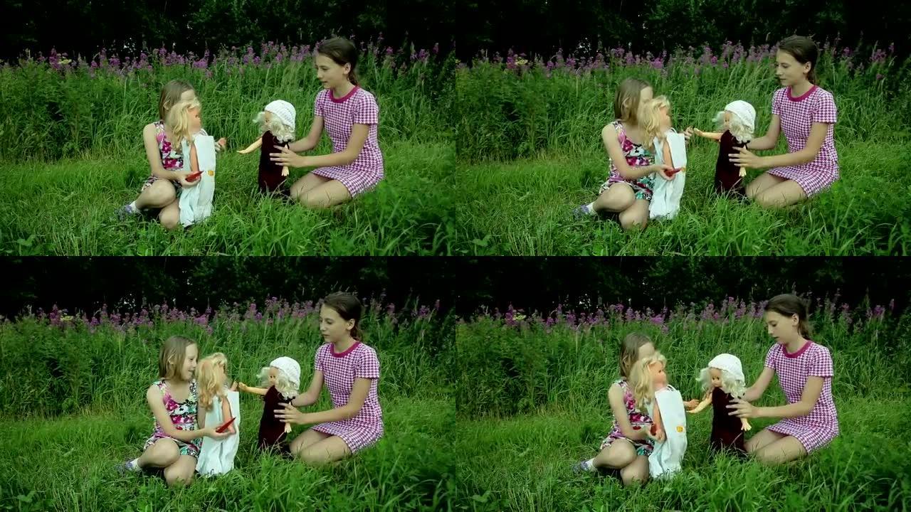 女孩在草地上玩洋娃娃