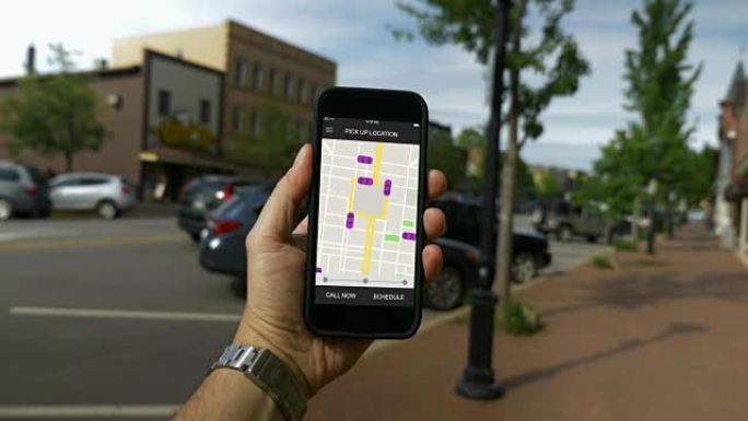 男人看着小镇上的智能手机共享交通模式