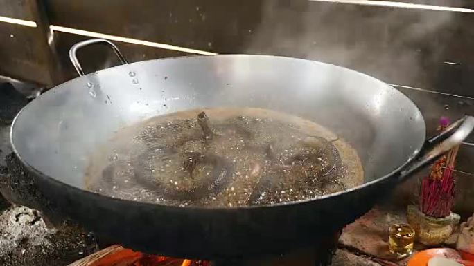 炒锅中的油炸蛇