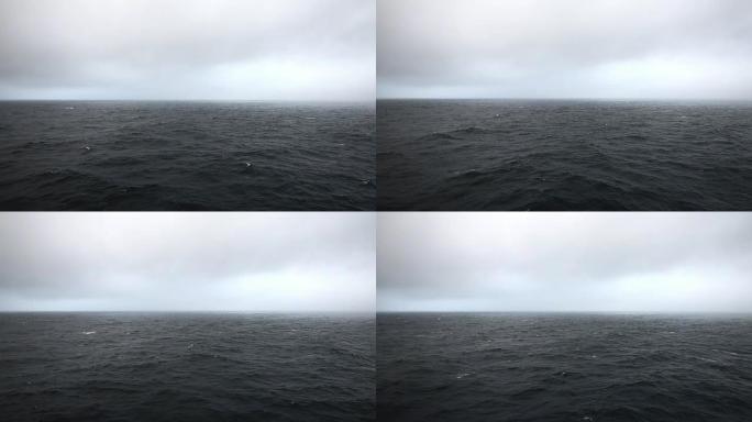 多雾的早晨，在喜怒无常的海上，天空多云，可以看到一艘移动的游轮